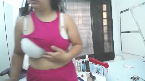 Snapshot of _miaaleon chatting on 01.28.25 Mia online show from 01.28.25