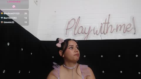 Snapshot of _miaaleon chatting on 02.05.25 Mia online show from 02.05.25