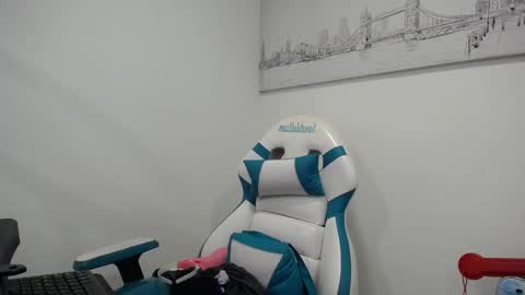 Snapshot of _miaaleon chatting on 02.18.25 Mia online show from 02.18.25