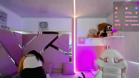 Snapshot of _miaaleon chatting on 10.06.25 Mia online show from 10.06.25