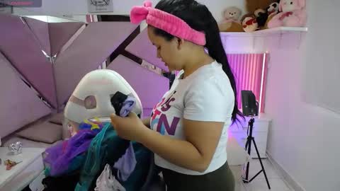 Snapshot of _miaaleon chatting on 10.20.25 Mia online show from 10.20.25