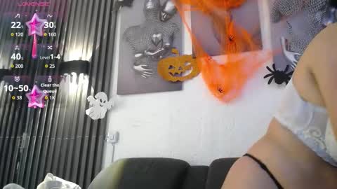 Snapshot of _miaaleon chatting on 10.25.25 Mia online show from 10.25.25