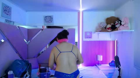 Snapshot of _miaaleon chatting on 11.24.25 Mia online show from 11.24.25