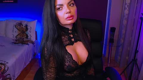 Snapshot of _milani_ chatting on 02.06.25 Milani online show from 02.06.25