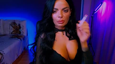 Snapshot of _milani_ chatting on 11.14.25 Milani online show from 11.14.25