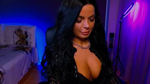 Snapshot of _milani_ chatting on 11.15.25 Milani online show from 11.15.25