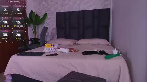 Snapshot of _mishell chatting on 10.16.25 Mishell online show from 10.16.25