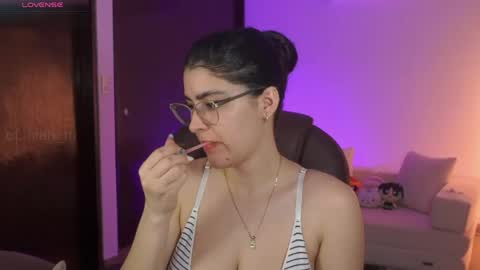 Snapshot of _niah chatting on 05.20.26 NiniHelp me by giving my show a thumbs up online show from 05.20.26