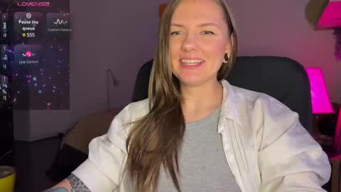 Snapshot of _private_person_ chatting on 01.10.25 HADLY today day-off see u online 0112 online show from 01.10.25