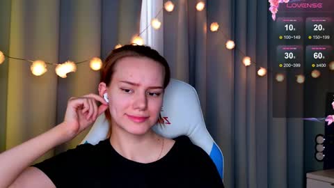 Snapshot of _ramona__ chatting on 03.12.25 im Amy online show from 03.12.25