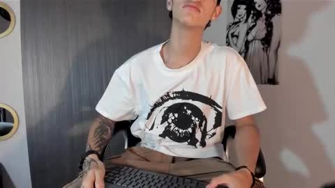 Snapshot of _realwav chatting on 11.08.25 wav online show from 11.08.25