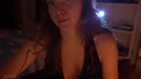 Snapshot of _sensualia_ chatting on 09.10.25 Lia online show from 09.10.25
