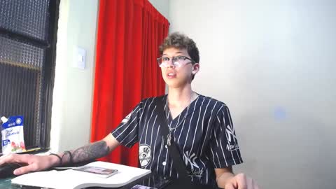 Snapshot of _thomas_hot_ chatting on 02.04.25 Thomas online show from 02.04.25