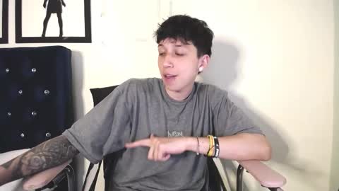 Snapshot of _thomas_hot_ chatting on 10.21.25 Thomas online show from 10.21.25