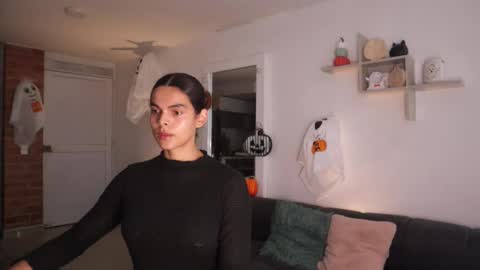 Snapshot of _vahos chatting on 10.27.25 Anastasia Vahos online show from 10.27.25