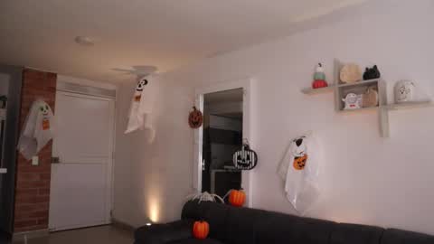 Snapshot of _vahos chatting on 10.30.25 Anastasia Vahos online show from 10.30.25