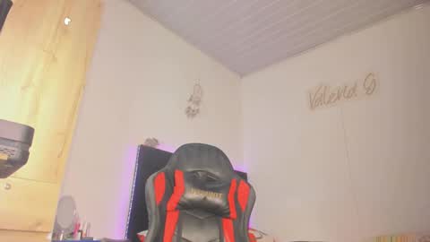 Snapshot of _valeriaa chatting on 10.12.25 online show from 10.12.25