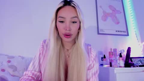 Snapshot of _viioletweekend_ chatting on 03.10.25 online show from 03.10.25