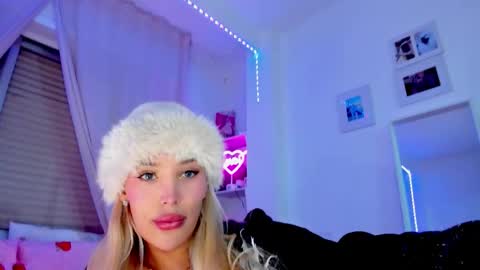 Snapshot of _viioletweekend_ chatting on 02.14.26 online show from 02.14.26