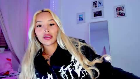 Snapshot of _viioletweekend_ chatting on 02.16.26 online show from 02.16.26