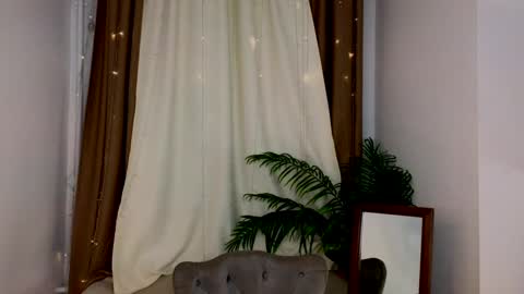 Snapshot of _violet_mills_ chatting on 12.05.24 Violet online show from 12.05.24