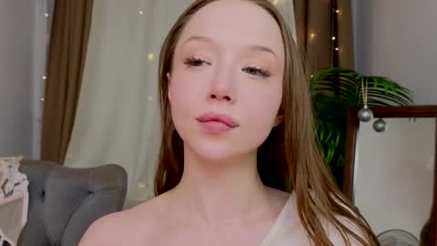 Snapshot of _violet_mills_ chatting on 01.13.25 Violet online show from 01.13.25