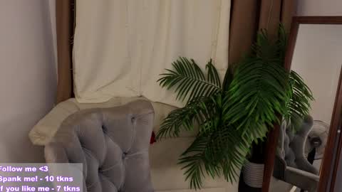 Snapshot of _violet_mills_ chatting on 01.31.25 Violet online show from 01.31.25