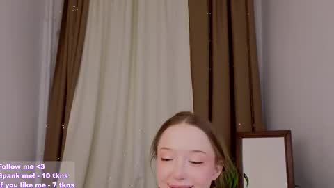 Snapshot of _violet_mills_ chatting on 02.19.25 Violet online show from 02.19.25