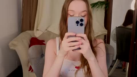 Snapshot of _violet_mills_ chatting on 03.06.25 Violet online show from 03.06.25