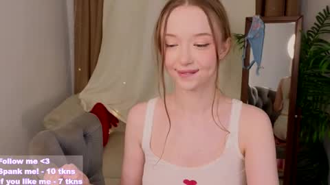 Snapshot of _violet_mills_ chatting on 03.06.25 Violet online show from 03.06.25