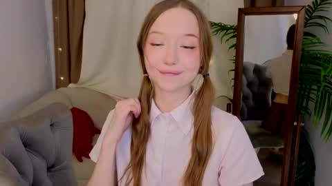 Snapshot of _violet_mills_ chatting on 03.08.25 Violet online show from 03.08.25