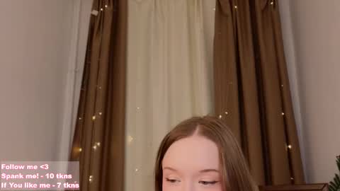 Snapshot of _violet_mills_ chatting on 03.12.25 Violet online show from 03.12.25