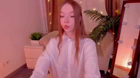 Snapshot of _violet_mills_ chatting on 10.19.25 Violet online show from 10.19.25