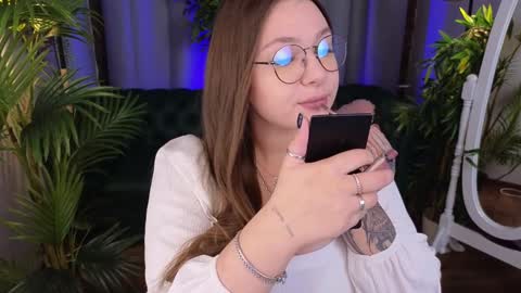 Snapshot of _wendy_evans_ chatting on 12.14.24 Wendy online show from 12.14.24