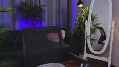 Snapshot of _wendy_evans_ chatting on 12.14.24 Wendy online show from 12.14.24