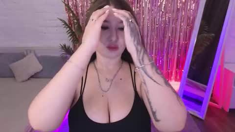 Snapshot of _wendy_evans_ chatting on 01.12.25 Wendy online show from 01.12.25