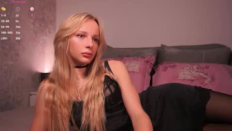 Snapshot of _your_fenka_ chatting on 09.17.25 Fenka online show from 09.17.25