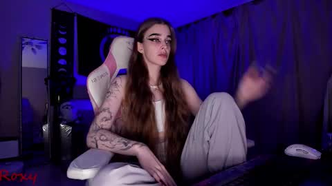 Snapshot of _yourwetdreams_ chatting on 10.20.25 Roxy online show from 10.20.25