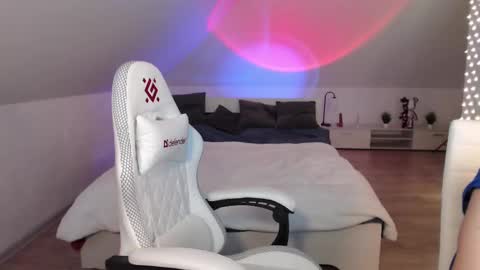 Snapshot of _yummybabes_ chatting on 02.18.25 Nicole Thomas Dave online show from 02.18.25