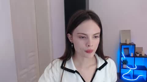 a_ariella_ online show from 12.04.25