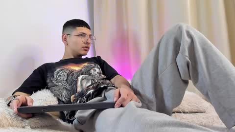 Snapshot of a_lejandro_08 chatting on 12.17.24 alejo online show from 12.17.24