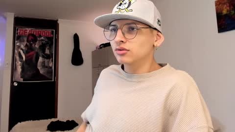 Snapshot of a_lejandro_08 chatting on 12.22.24 alejo online show from 12.22.24