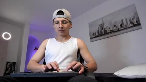 Snapshot of a_lejandro_08 chatting on 03.10.25 alejo online show from 03.10.25