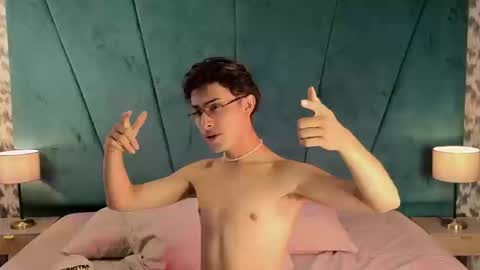 Snapshot of aaron_eze chatting on 09.09.25 Aaron Ezequiel online show from 09.09.25