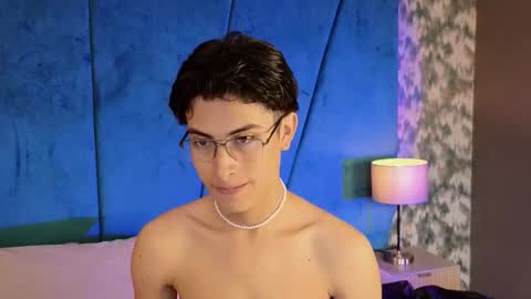 Snapshot of aaron_eze chatting on 09.11.25 Aaron Ezequiel online show from 09.11.25