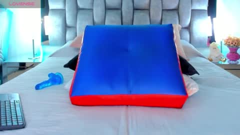 Snapshot of abby_blue01 chatting on 12.04.24 abby_blue01 online show from 12.04.24