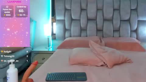 Snapshot of abby_blue01 chatting on 12.11.24 abby_blue01 online show from 12.11.24