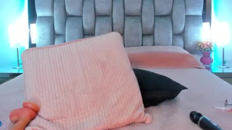 Snapshot of abby_blue01 chatting on 02.25.25 abby_blue01 online show from 02.25.25