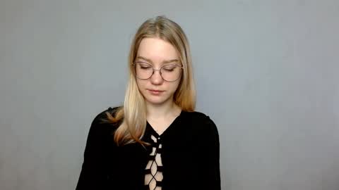 Abby Lovense is active online show from 02.18.25