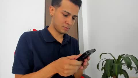 Independence model AbelAsburgo online show from 04.06.26